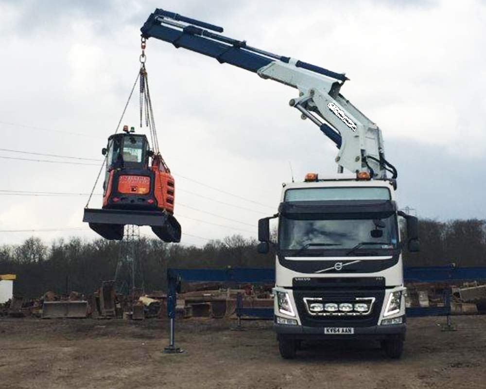 LKW mit Ladekran beim Versetzen einer Last